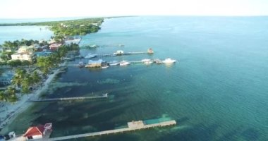 Karayip Denizi 'ndeki Caye Caulker Adası. Belize. Drone Bakış Açısı.
