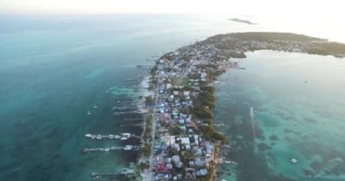 Karayip Denizi 'ndeki Caye Caulker Adası. Belize. Drone Bakış Açısı.