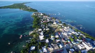 Karayip Denizi 'ndeki Caye Caulker Adası. Belize. Drone Bakış Açısı.
