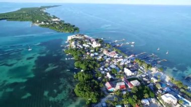 Karayip Denizi 'ndeki Caye Caulker Adası. Belize. Drone Bakış Açısı.