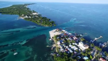 Karayip Denizi 'ndeki Caye Caulker Adası. Belize. Drone Bakış Açısı.