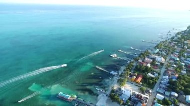 Karayip Denizi 'ndeki Caye Caulker Adası. Belize. Drone Bakış Açısı.