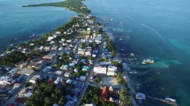 Karayip Denizi 'ndeki Caye Caulker Adası. Belize. Drone Bakış Açısı.