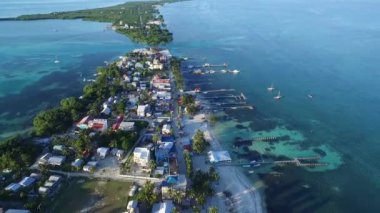 Karayip Denizi 'ndeki Caye Caulker Adası. Belize. Drone Bakış Açısı.