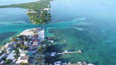 Karayip Denizi 'ndeki Caye Caulker Adası. Belize. Drone Bakış Açısı.