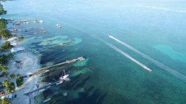 Karayip Denizi 'ndeki Caye Caulker Adası. Belize. Drone Bakış Açısı.