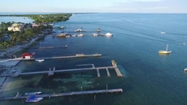 Karayip Denizi 'ndeki Caye Caulker Adası. Belize. Drone Bakış Açısı.