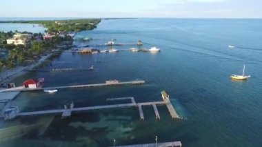 Karayip Denizi 'ndeki Caye Caulker Adası. Belize. Drone Bakış Açısı.