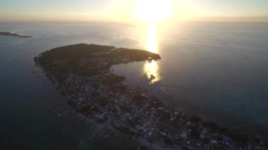 Karayip Denizi 'ndeki Caye Caulker Adası. Belize. Drone Bakış Açısı.