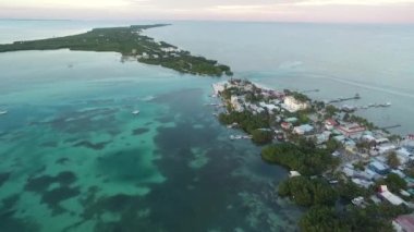 Karayip Denizi 'ndeki Caye Caulker Adası. Belize. Drone Bakış Açısı.