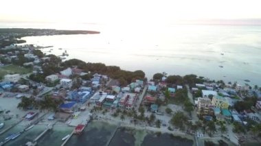 Karayip Denizi 'ndeki Caye Caulker Adası. Belize. Drone Bakış Açısı.