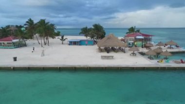 Karayip Denizi 'ndeki Caye Caulker Adası. Belize. Drone Bakış Açısı.