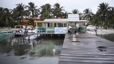 Belize, Karayip Denizi 'ndeki Caye Caulker Adası' ndaki rıhtım ve liman. Bulutlu Gökyüzü. Rüzgarlı