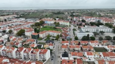 Portekiz 'deki Montijo Cityscape. Drone bakış açısı. Arka planda Tagus Nehri