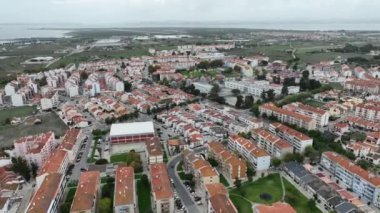 Portekiz 'deki Montijo Cityscape. Drone bakış açısı. Arka planda Tagus Nehri