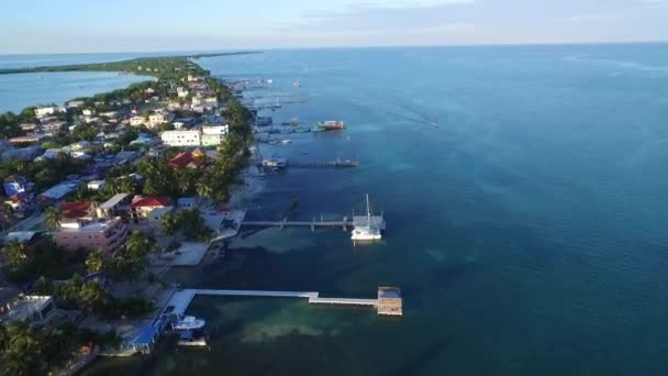 カリブ海に浮かぶケイコーカー島 ベリーズ ビューのドローンポイント — ストック動画