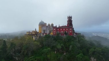 Sintra 'daki Pena Sarayı. Lizbon, Portekiz. Sintra City 'nin kültürel sitesinin bir parçası. Drone bakış açısı. 4k.