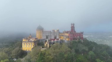 Sintra 'daki Pena Sarayı. Lizbon, Portekiz. Sintra City 'nin kültürel sitesinin bir parçası. Drone bakış açısı. 4k.
