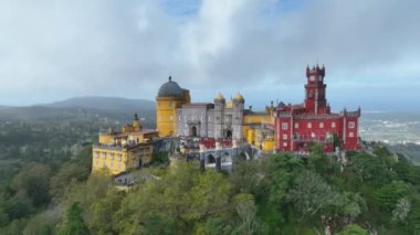 Sintra 'daki Pena Sarayı. Lizbon, Portekiz. Sintra City 'nin kültürel sitesinin bir parçası. Drone bakış açısı. 4k.