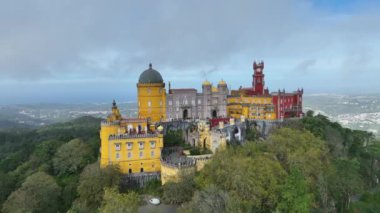 Sintra 'daki Pena Sarayı. Lizbon, Portekiz. Sintra City 'nin kültürel sitesinin bir parçası. Drone bakış açısı. 4k.