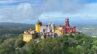 Sintra 'daki Pena Sarayı. Lizbon, Portekiz. Sintra City 'nin kültürel sitesinin bir parçası. Drone bakış açısı. 4k.