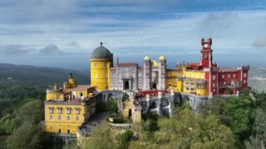 Sintra 'daki Pena Sarayı. Lizbon, Portekiz. Sintra City 'nin kültürel sitesinin bir parçası. Drone bakış açısı. 4k.