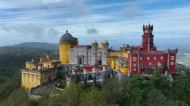 Sintra 'daki Pena Sarayı. Lizbon, Portekiz. Sintra City 'nin kültürel sitesinin bir parçası. Drone bakış açısı. 4k.