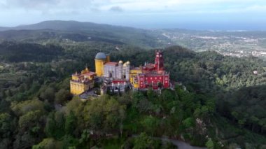 Sintra 'daki Pena Sarayı. Lizbon, Portekiz. Sintra City 'nin kültürel sitesinin bir parçası. Drone bakış açısı. 4k.