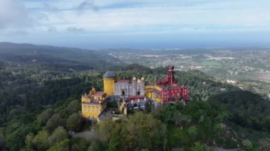 Sintra 'daki Pena Sarayı. Lizbon, Portekiz. Sintra City 'nin kültürel sitesinin bir parçası. Drone bakış açısı. 4k.