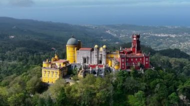 Sintra 'daki Pena Sarayı. Lizbon, Portekiz. Sintra City 'nin kültürel sitesinin bir parçası. Drone bakış açısı. 4k.