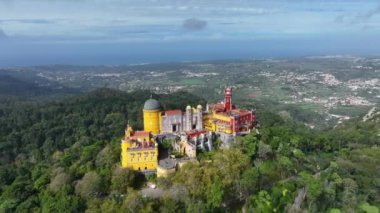Sintra 'daki Pena Sarayı. Lizbon, Portekiz. Sintra City 'nin kültürel sitesinin bir parçası. Drone bakış açısı. 4k.