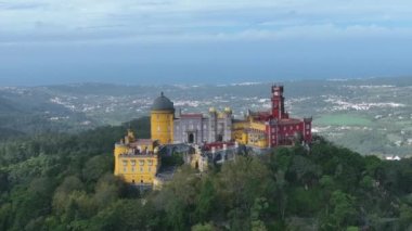 Sintra 'daki Pena Sarayı. Lizbon, Portekiz. Sintra City 'nin kültürel sitesinin bir parçası. Drone bakış açısı. 4k.