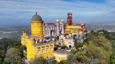 Sintra 'daki Pena Sarayı. Lizbon, Portekiz. Sintra City 'nin kültürel sitesinin bir parçası. Drone bakış açısı. 4k.