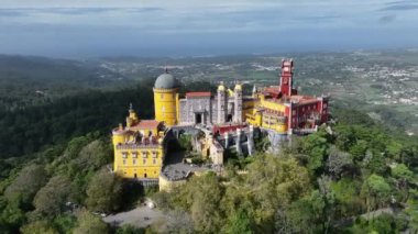 Sintra 'daki Pena Sarayı. Lizbon, Portekiz. Sintra City 'nin kültürel sitesinin bir parçası. Drone bakış açısı. 4k.