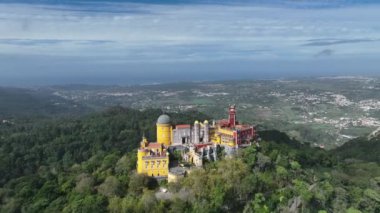Sintra 'daki Pena Sarayı. Lizbon, Portekiz. Sintra City 'nin kültürel sitesinin bir parçası. Drone bakış açısı. 4k.