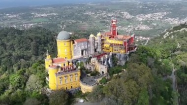 Sintra 'daki Pena Sarayı. Lizbon, Portekiz. Sintra City 'nin kültürel sitesinin bir parçası. Drone bakış açısı. 4k.
