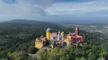 Sintra 'daki Pena Sarayı. Lizbon, Portekiz. Sintra City 'nin kültürel sitesinin bir parçası. Drone bakış açısı. 4k.