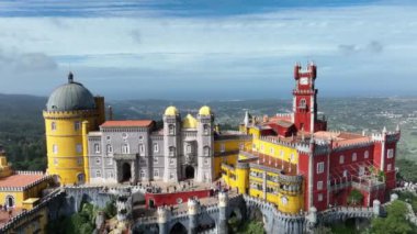 Sintra 'daki Pena Sarayı. Lizbon, Portekiz. Sintra City 'nin kültürel sitesinin bir parçası. Drone bakış açısı. 4k.
