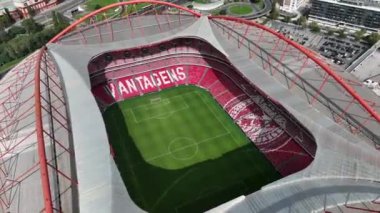 Estadio do Sport Lisboa e Benfica. Lizbon, Portekiz 'de çok amaçlı bir stadyum. Drone bakış açısı. Futbol stadyumu. 4k