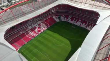 Estadio do Sport Lisboa e Benfica. Lizbon, Portekiz 'de çok amaçlı bir stadyum. Drone bakış açısı. Futbol stadyumu. 4k