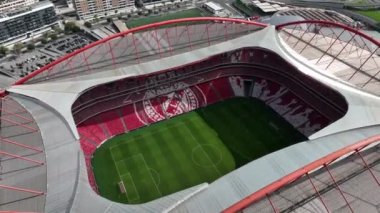 Estadio do Sport Lisboa e Benfica. Lizbon, Portekiz 'de çok amaçlı bir stadyum. Drone bakış açısı. Futbol stadyumu. 4k