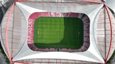 Estadio do Sport Lisboa e Benfica. Lizbon, Portekiz 'de çok amaçlı bir stadyum. Drone bakış açısı. Futbol stadyumu. 4k