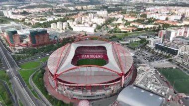 Estadio do Sport Lisboa e Benfica. Lizbon, Portekiz 'de çok amaçlı bir stadyum. Drone bakış açısı. Futbol stadyumu. 4k