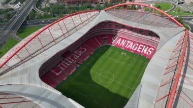 Estadio do Sport Lisboa e Benfica. Lizbon, Portekiz 'de çok amaçlı bir stadyum. Drone bakış açısı. Futbol stadyumu. 4k