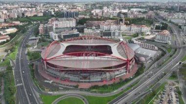 Estadio do Sport Lisboa e Benfica. Lizbon, Portekiz 'de çok amaçlı bir stadyum. Drone bakış açısı. Futbol stadyumu. 4k