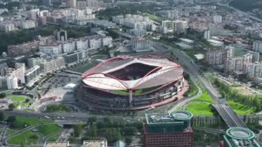 Estadio do Sport Lisboa e Benfica. Lizbon, Portekiz 'de çok amaçlı bir stadyum. Drone bakış açısı. Futbol stadyumu. 4k