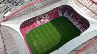 Estadio do Sport Lisboa e Benfica. Lizbon, Portekiz 'de çok amaçlı bir stadyum. Drone bakış açısı. Futbol stadyumu. 4k