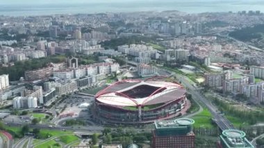 Estadio do Sport Lisboa e Benfica. Lizbon, Portekiz 'de çok amaçlı bir stadyum. Drone bakış açısı. Futbol stadyumu. 4k