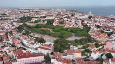 Lizbon, Portekiz 'deki Aziz George Kalesi. Drone bakış açısı. 4k.