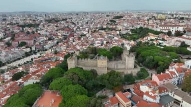 Lizbon, Portekiz 'deki Aziz George Kalesi. Drone bakış açısı. 4k.